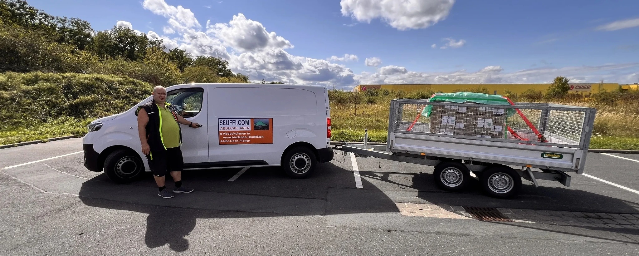 Christian Seuffert mit Not-Dach-Planen unterwegs